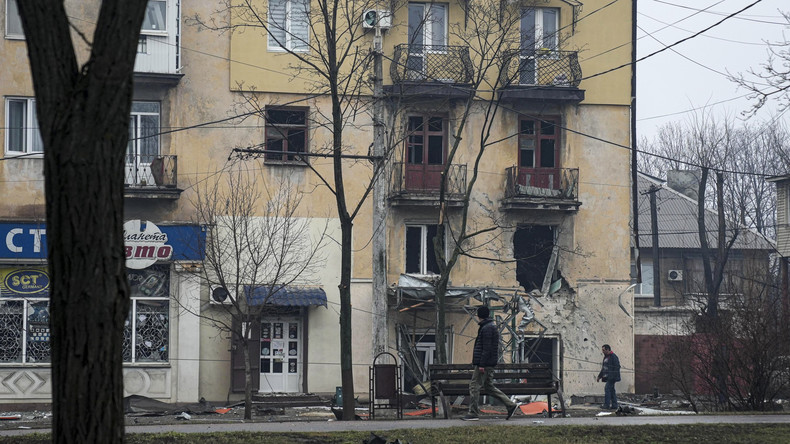 Un homme passe devant un immeuble d'habitation endommagé à Mariupol, en Ukraine, le 2 mars 2022 (image d'illustration).