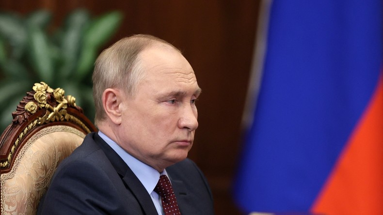 Le président russe Vladimir Poutine participe à une réunion avec le chef de l'Union des industriels et des entrepreneurs de Russie, un groupe de pression des grandes entreprises, au Kremlin à Moscou, le 2 mars 2022