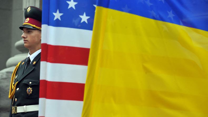 Un soldat à côté des drapeaux des Etats-Unis et de l'Ukraine, à Kiev