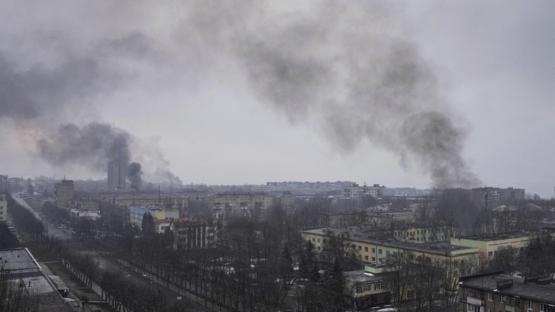 De la fumée s'élève après un raid aérien à Marioupol le 9 mars 2022 (image d'illustration).