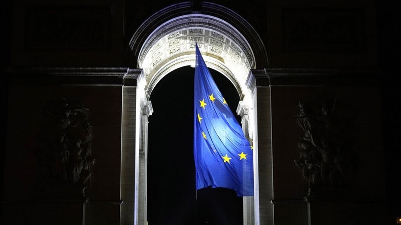 Le drapeau européen sous l'Arc de Triomphe