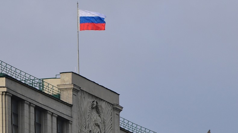 Un oiseau vole devant le drapeau de la Russie au siège de la Douma, la chambre basse du parlement russe, à Moscou (image d'illustration).