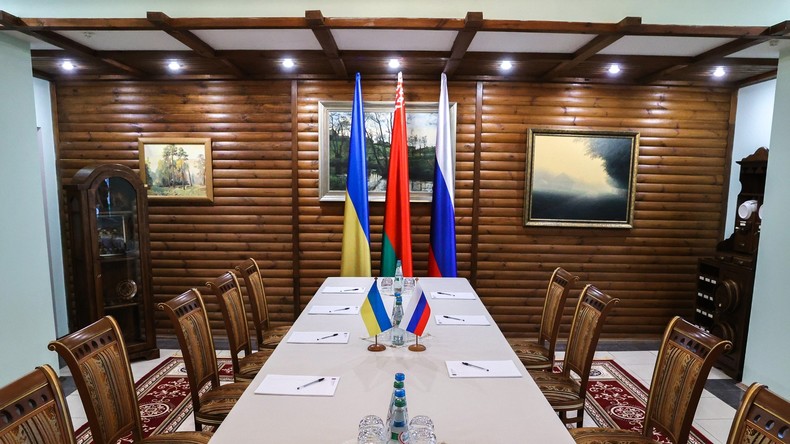 La table des négociations entre l'Ukraine et la Russie, en Biélorussie