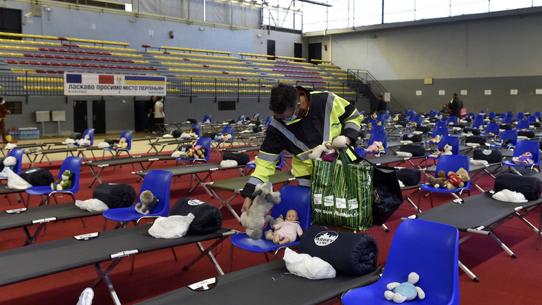 Un employé de la municipalité prépare un gymnase pour accueillir les évacués ukrainiens à leur arrivée à Perpignan le 6 mars 2022