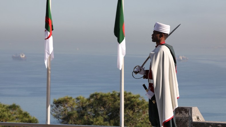 Un membre de la Garde républicaine algérienne se tient à côté du drapeau algérien à Alger le 6 décembre 2017.