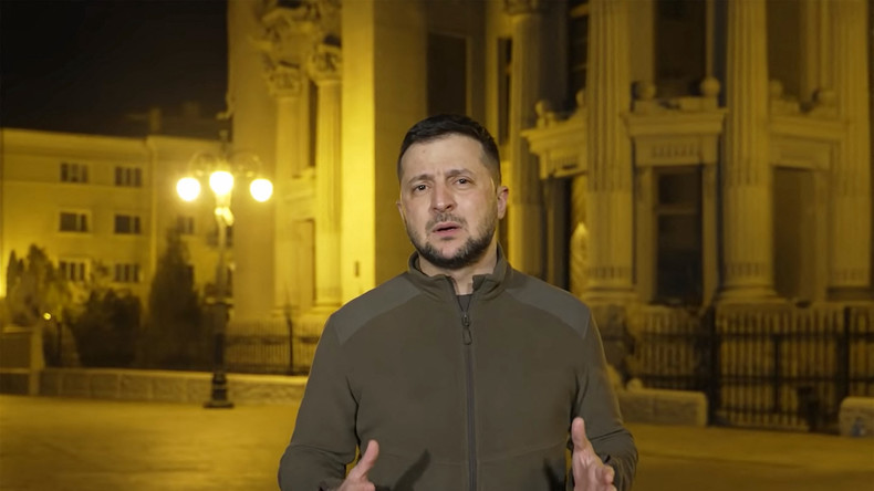 Le président ukrainien Volodymyr Zelensky prononce un discours vidéo en Ukraine le 19 mars 2022.