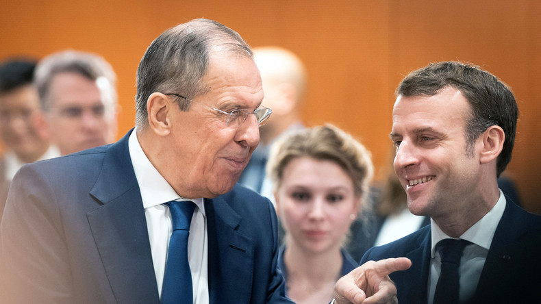 Le ministre russe des Affaires étrangères Sergueï Lavrov s'entretient avec le président français Emmanuel Macron à la chancellerie de Berlin, le 19 janvier 2020