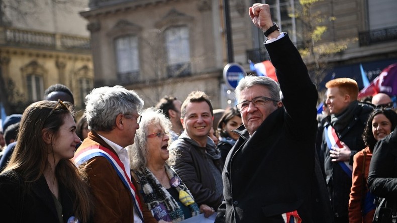 Jean-Luc Mélenchon lors d'un rassemblement en soutien de la «VIe République» à Paris le 20 mars 2022