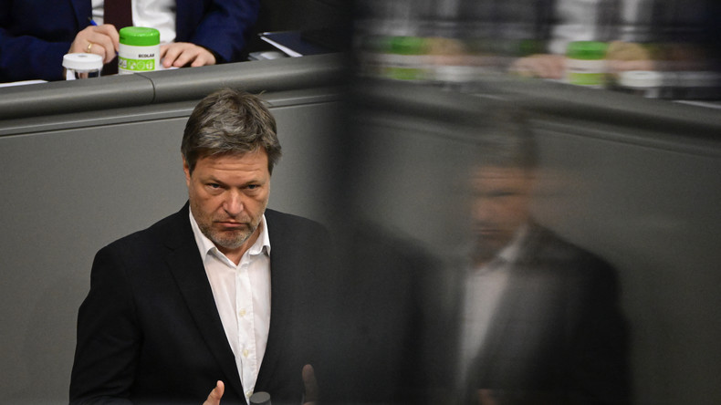 Le ministre allemand de l'Economie et de la Protection du climat, Robert Habeck, prononce un discours lors d'une session de la chambre basse du parlement allemand Bundestag à Berlin, le 17 mars 2022.