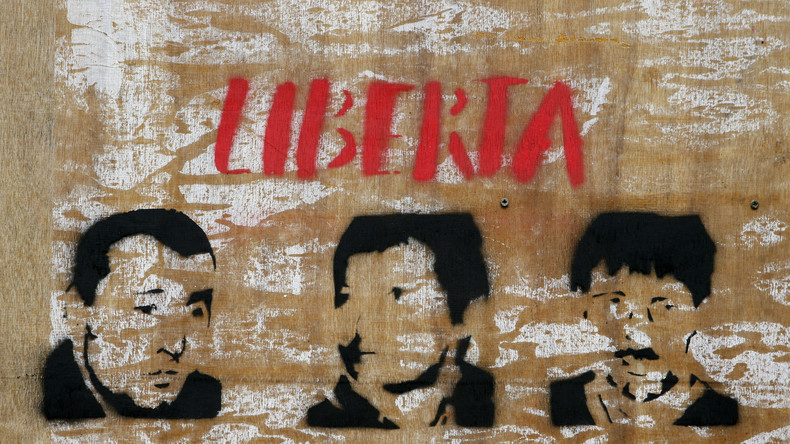 Un graffiti avec les formes des trois hommes, dont Yvan Colonna, impliqués dans le commando du préfet Erignac, le 14 mars 2022 à Bastia (image d'illustration).