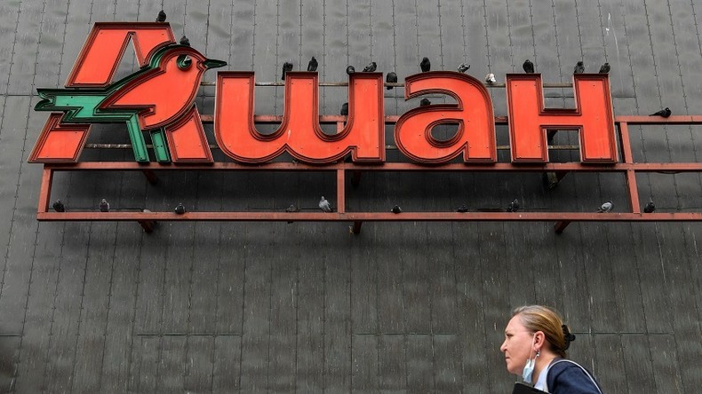 Le logo des supermarchés Auchan sur le mur d'un centre commercial à Moscou