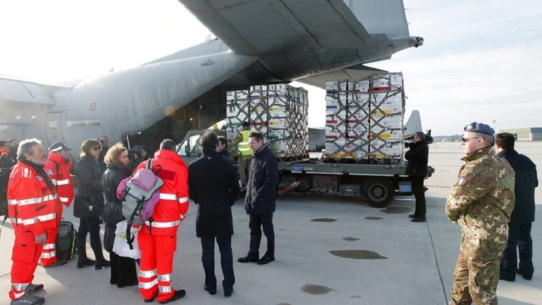 Le chargement d'un avion militaire italien en matériel de secours