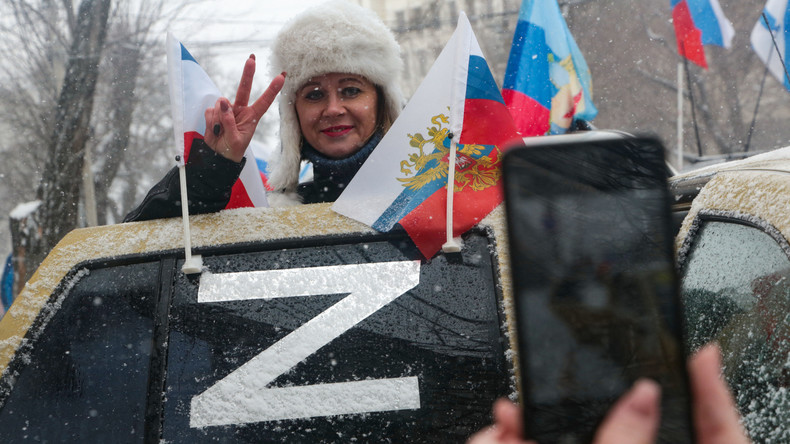 Un femme pose avec le «Z»