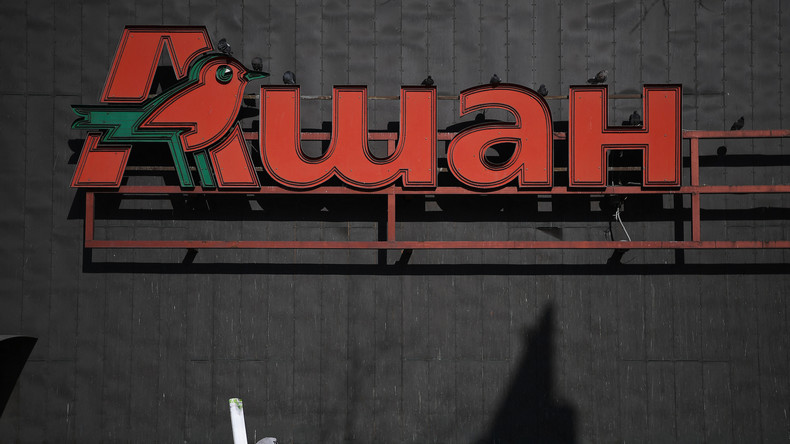 Le logo du détaillant français Auchan est photographié sur un centre commercial à Moscou, le 24 mars 2022.