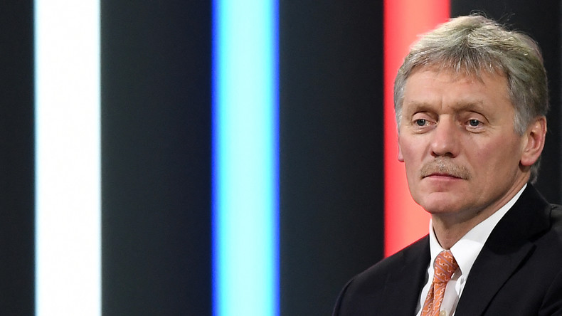 Le porte-parole du Kremlin, Dmitry Peskov, anime la conférence de presse annuelle du président russe Vladimir Poutine dans le hall d'exposition Manezh, dans le centre de Moscou, le 23 décembre 2021.