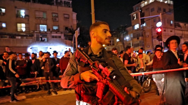 Les forces de sécurité israéliennes sont déployées sur les lieux d'une attaque terroriste qui a fait cinq morts le 29 mars 2022 à Bnei Brak, près de Tel-Aviv.