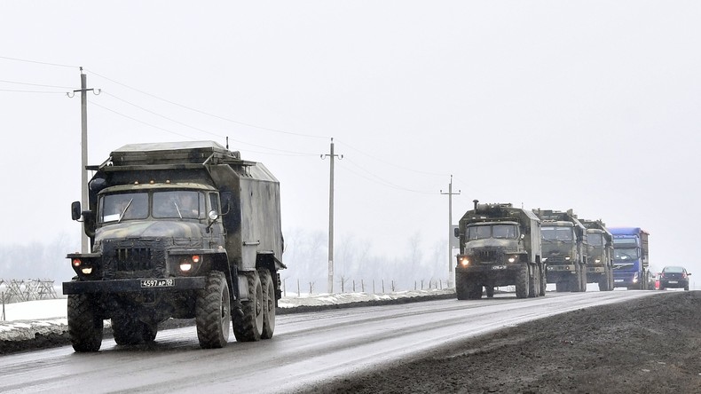 Un convoi militaire russe près de la frontière avec l'Ukraine dans la région de Belgorod, en Russie le 2 mars 2022.