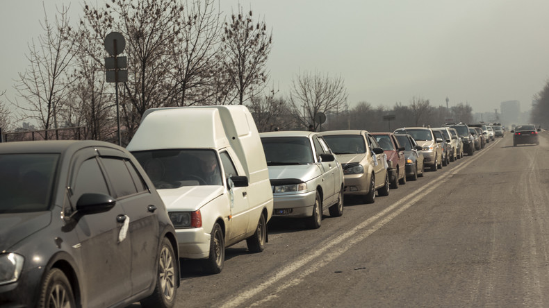 Une file de véhicules en périphérie de Marioupol, le 24 mars 2022