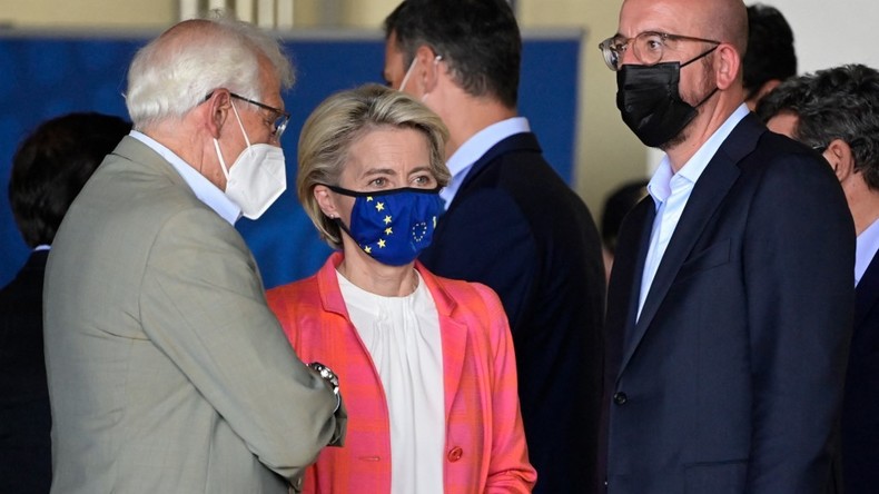 Les hauts dirigeants de l'UE, la présidente de la Commission européenne, Ursula von der Leyen, le président du Conseil européen, Charles Michel, et le chef de la politique étrangère de l'UE, Josep Borrell lors d'une visite à Torrejon de Ardoz, près d