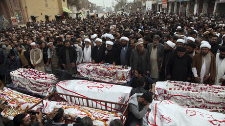 Des personnes assistent aux prières funéraires des victimes de l'attentat suicide du 4 mars à Peshawar, au Pakistan.