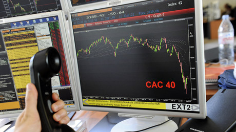 Un trader travaille devant un écran affichant le CAC 40, indice boursier français de référence le 16 août 2011 (illustration).
