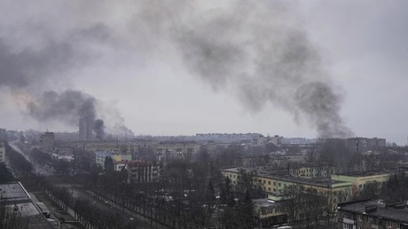 De la fumée s'élève après un raid aérien à Marioupol le 9 mars 2022 (image d'illustration).