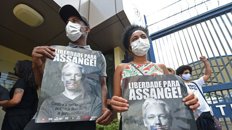 Des soutiens de Julian Assange manifestent à Brasilia (Brésil) le 25 février 2022 devant l'ambassade du Royaume-Uni pour exiger la libération du fondateur de Wikileaks (image d'illustration).