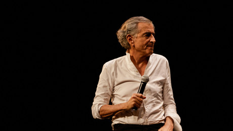 Bernard-Henri Lévy sur scène lors de la soirée «SOS Ukraine» au théâtre Antoine, à Paris, le 1er mars 2022.
