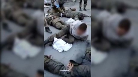 Capture d'écran de la vidéo non authentifiée montrant des actes de torture sur des prisonniers de guerre supposés.