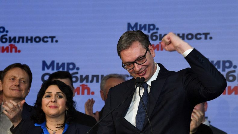 Le président serbe Aleksandar Vucic s'adresse au public après les premiers résultats non officiels des élections générales, à Belgrade, le 3 avril 2022.