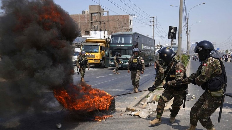 Hausse des prix du carburant : violentes manifestations au Pérou, un couvre-feu instauré (VIDEO)
