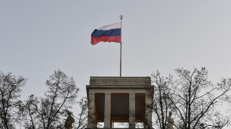 Le drapeau russe flotte sur le toit de l'ambassade de Russie à Berlin.