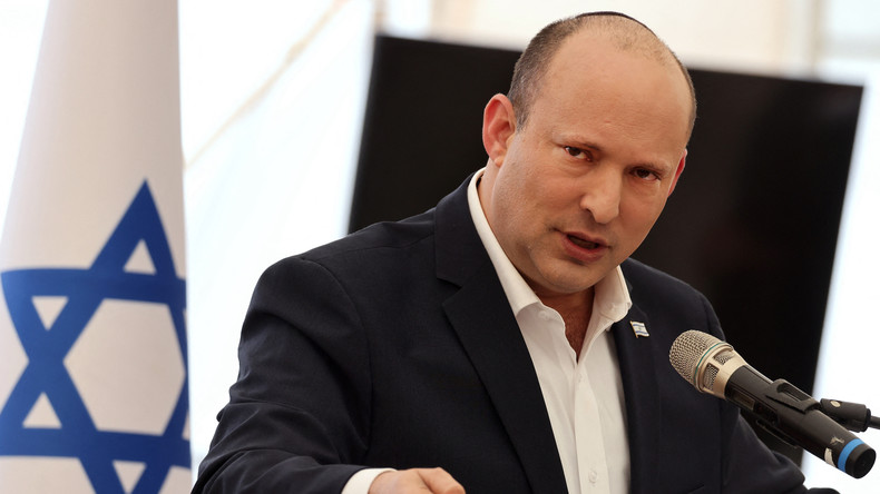 Le Premier ministre israélien Naftali Bennett fait une déclaration aux médias au quartier général de l'armée israélienne à Beit El, en Cisjordanie occupée, le 5 avril 2022.