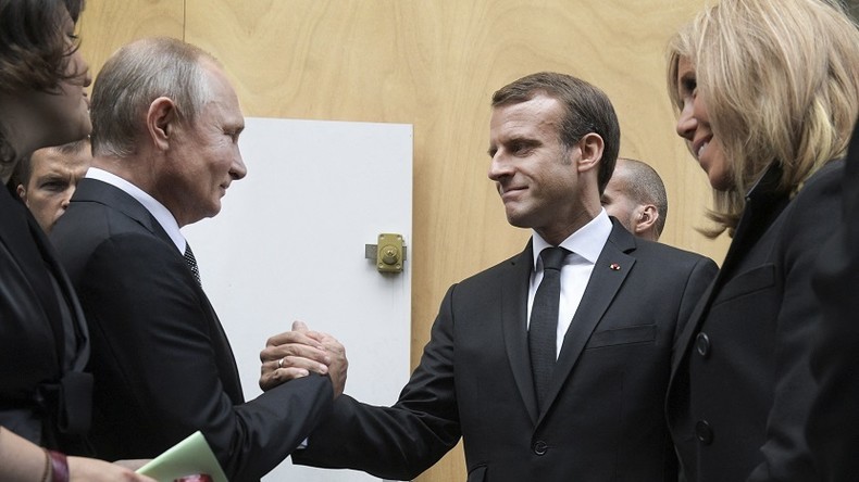 «J'assume totalement» : face aux critiques de la Pologne, Macron défend le dialogue avec la Russie