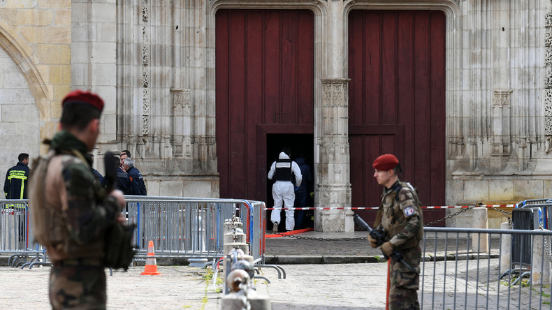 Des agents de sécurité et des démineurs devant l'entrée de la cathédrale Saint-Étienne à Toulouse, le 8 avril 2022.