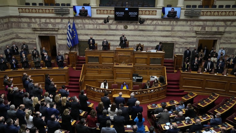 Les législateurs grecs applaudissent le président ukrainien Volodymyr Zelensky, après son intervention devant le Parlement grec à Athènes, Grèce, le 7 avril 2022.