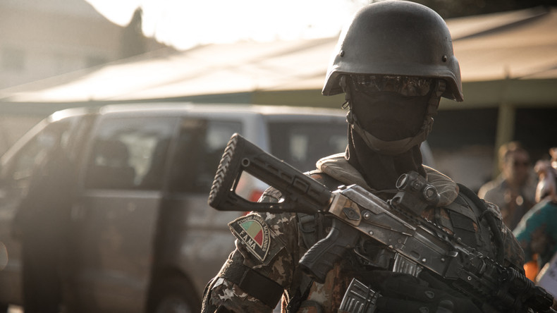 Un membre des forces spéciales maliennes monte la garde lors de la cérémonie qui célèbre la journée nationale de l'armée, à Kati, le 20 janvier 2022 (image d'illustration).