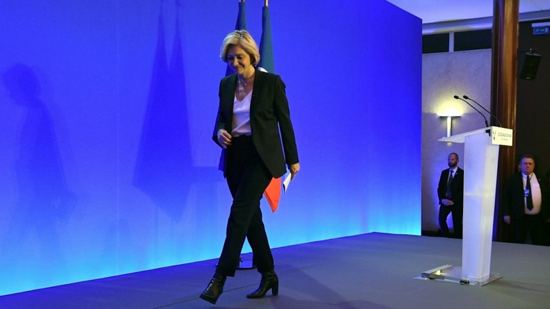 Valérie Pécresse quitte la scène après son discours suivant l'annonce des résultats du premier tour de l'élection présidentielle française le 10 avril 2022.