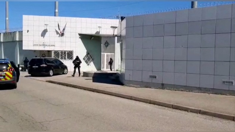 Alain Ferrandi et Pierre Alessandri, qui ont participé à l'assassinat du préfet Erignac avec Yvan Colonna, arrivant dans un convoi alors qu'ils sont transférés à la prison de Borgo.