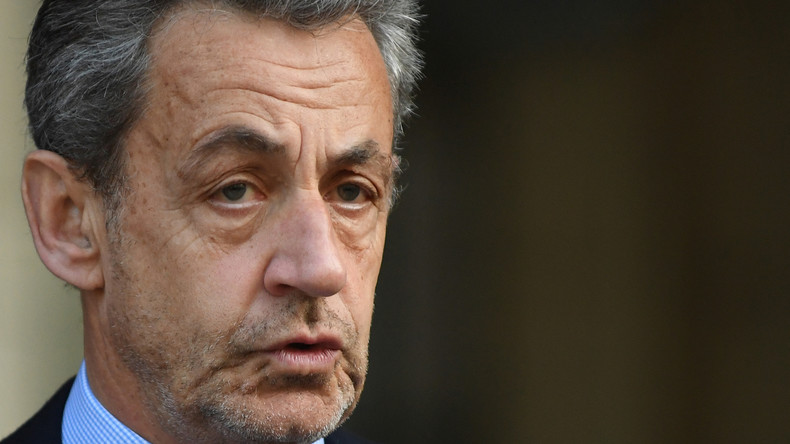L'ancien président français Nicolas Sarkozy arrive pour voter pour le premier tour de l'élection présidentielle française dans un bureau de vote à Paris, le 10 avril 2022.