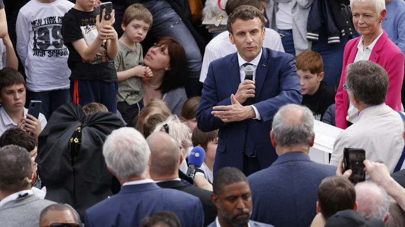 Emmanuel Macron s'adresse à ses partisans lors d'une visite de campagne d'une journée dans la région Grand-Est, à Chatenois, le 12 avril 2022