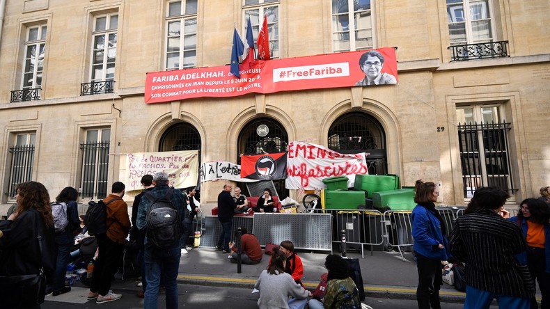 Des manifestants devant Sciences po Paris, le 14 avril