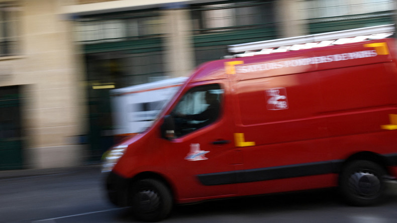 Un fourgon de pompier, à Paris, le 24 mars 2020