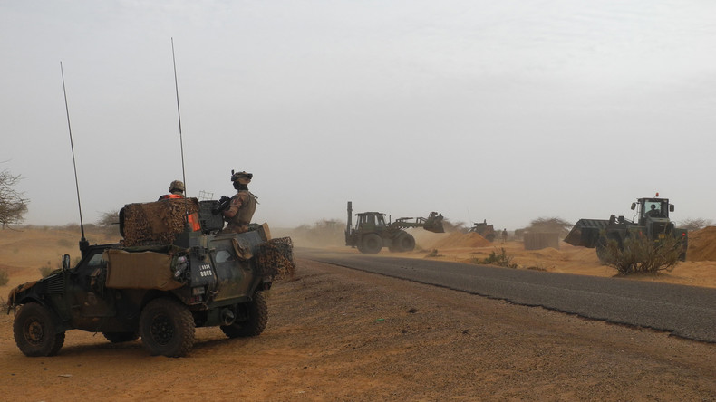 Des soldats français observent la construction de leur nouvelle base à Gossi, au centre du Mali, le 25 mars 2019 (image d'illustration).