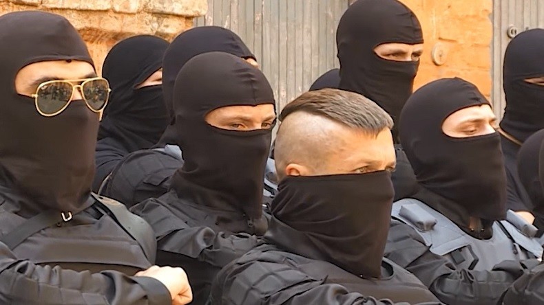 Longtemps horrifié par son existence, l'Occident fournit désormais des armes au bataillon Azov