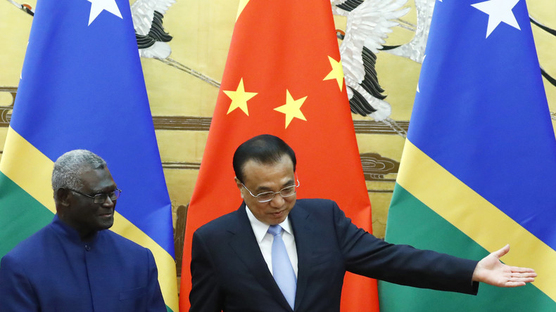 Le Premier ministre des îles Salomon, Manasseh Sogavare, à gauche, et le Premier ministre chinois Li Keqiang assistent à une cérémonie de signature au Grand Hall du Peuple à Beijing, le 9 octobre 2019 (image d'illustration).
