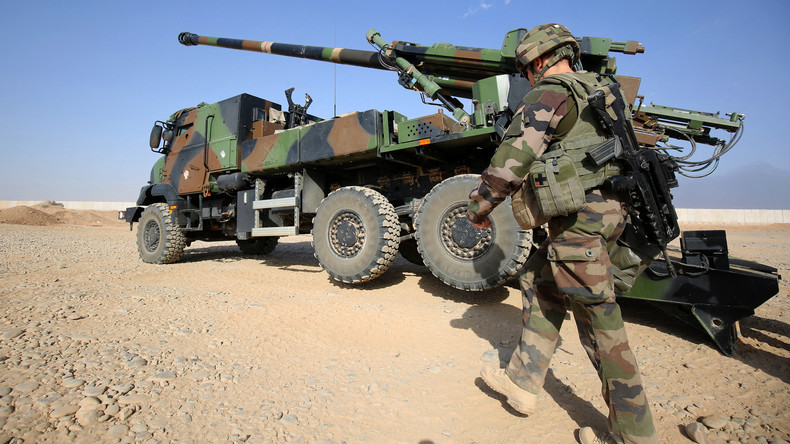 Des soldats français déploient un Caesar, un canon français de 155 mm/52 calibres, dans la base de Qayyarah, au sud de Mossoul, le 31 octobre 2016
