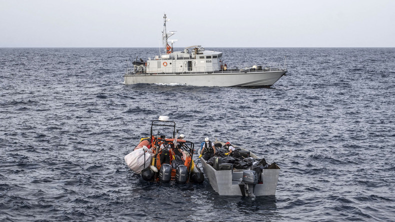 Des membres de l'équipage du Geo Barents participant à une opération de recherche et de sauvetage de migrants à environ 30 miles des côtes libyennes