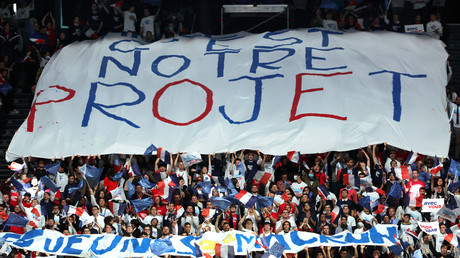 Des soutiens d'Emmanuel Macron lors de son premier meeting de campagne, à l'arène de Paris La Défense, à Nanterre, le 2 avril 2022.