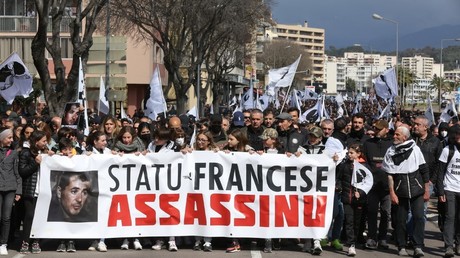 Des manifestants participent à un rassemblement en hommage au militant indépendantiste corse Yvan Colonna, le 3 avril 2022 à Ajaccio.
